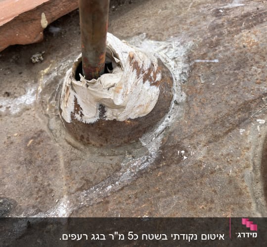 צינור מתכת עם איטום על גג רעפים